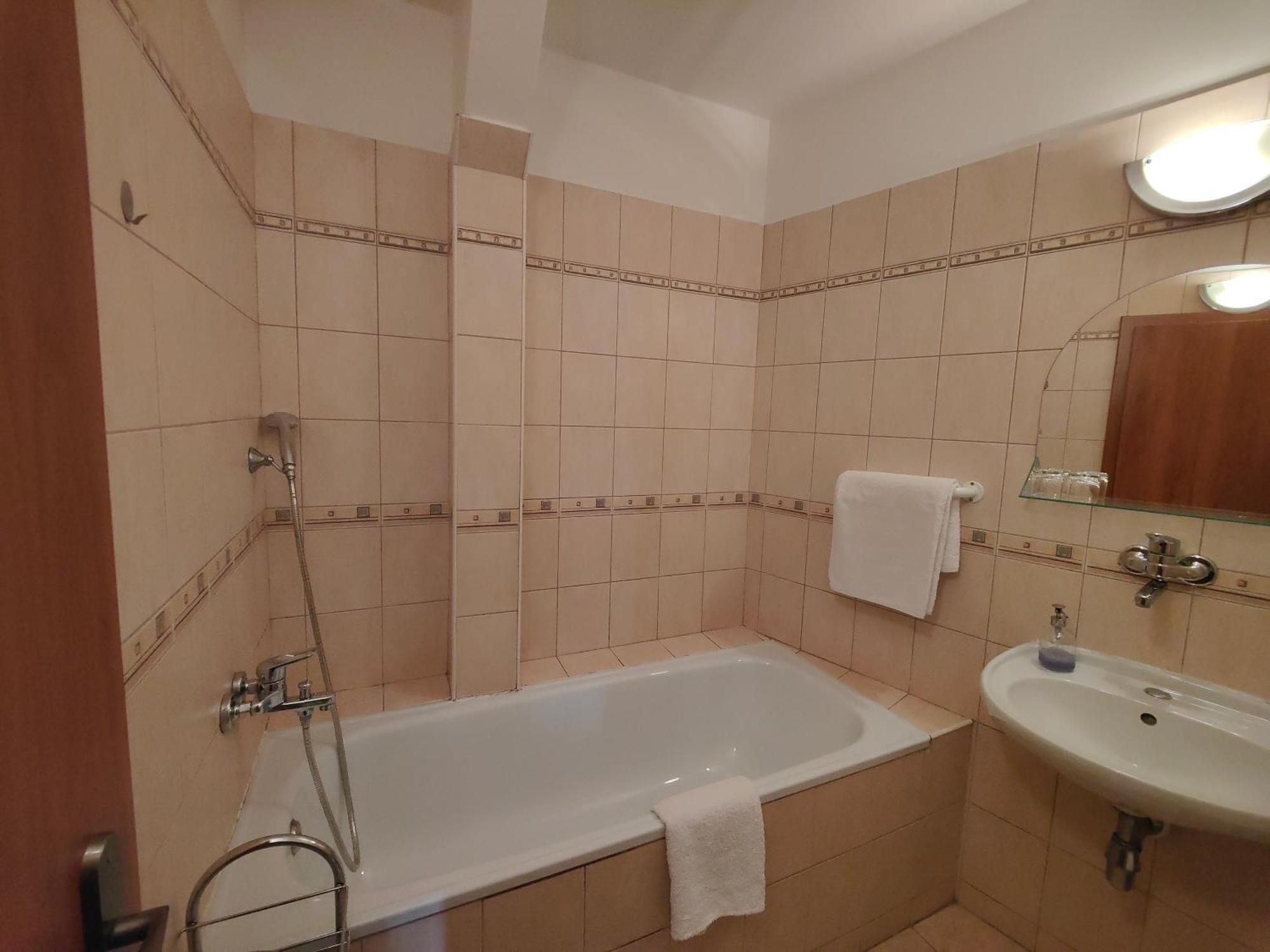Hotel P7 Lučenec Esterno foto